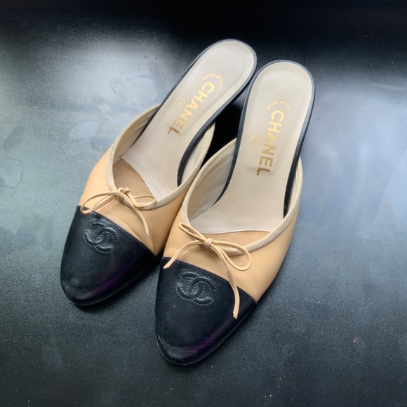 CHANEL 2005 CC Cap-Toe Slide Mules Size: 38 - Picture 2 of 7